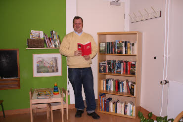 Christian requard von Bücher-für-den-Michel vor der neuen Bücherecke im UKE